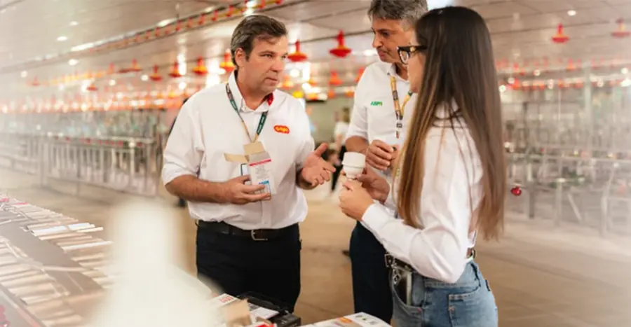 Equipe Tem Luz atendendo produtor